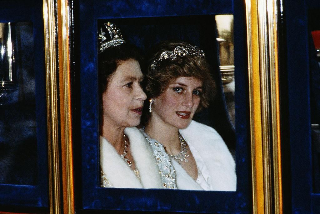 Diána hercegnő és II. Erzsébet királynő ülnek egy kocsiban