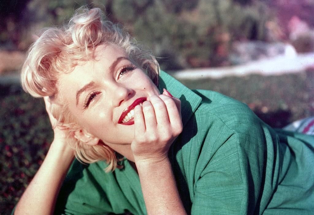 Marilyn Monroe a fűben fekve pózol egy portréhoz 1954-ben a kaliforniai Palm Springsben.