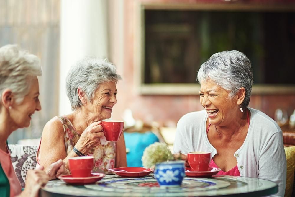 Idősebb barátnők vidáman kávéznak