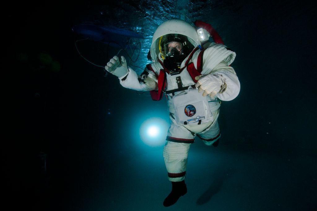 A Holdjáró program részeként Sarah Jane Pell Gandolfi-2 űrruhával merül a Comex medencében 2016. június 1-jén a franciaországi Marseille-ben