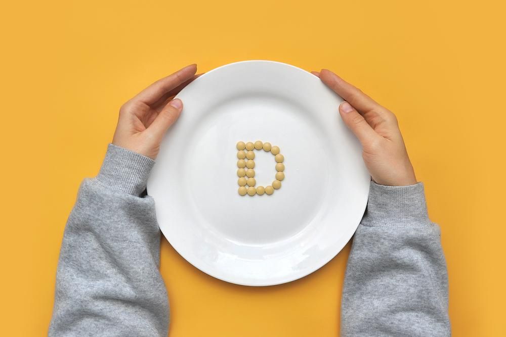 A D-vitamin jel tablettákból kirakva egy fehér tányéron