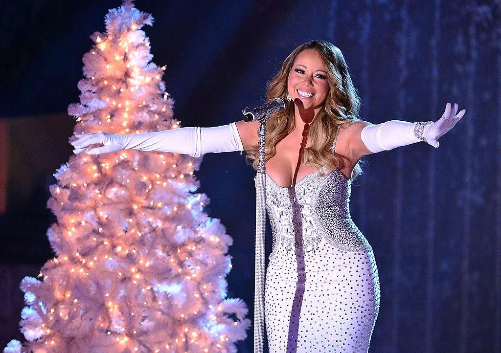 Mariah Carey a 81. éves Rockefeller Center karácsonyfa-gyújtás előestéjén a Rockefeller Centerben 2013. december 3-án New Yorkban