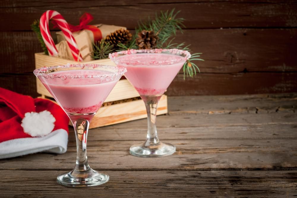 Karácsonyi rózsaszín koktél: cukornádpálcás puncs poharakban