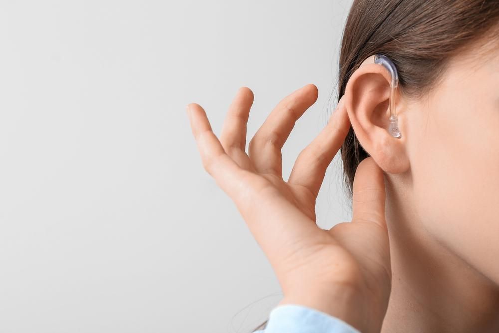 Női fül hallókészülékkel