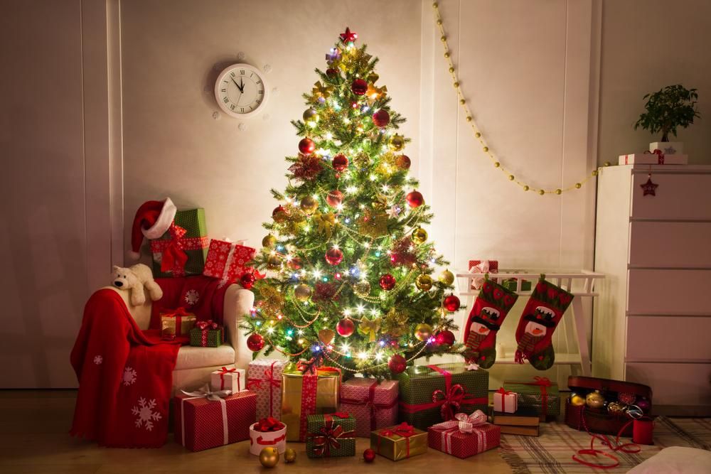 Feldíszített karácsonyfa, körülötte ajándékok