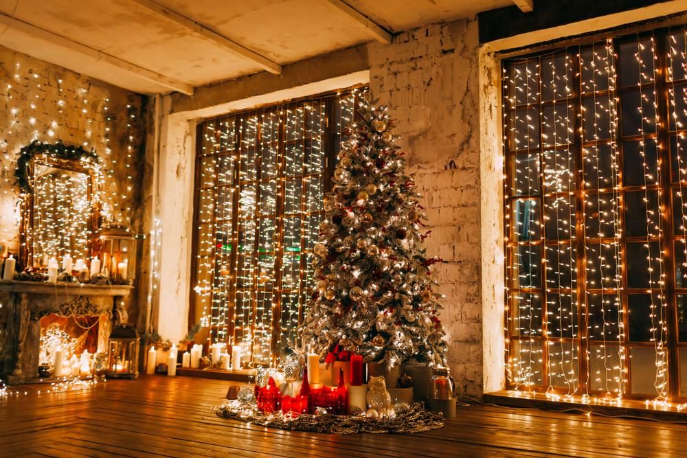Fényfüzérekkel feldíszített szoba és karácsonyfa