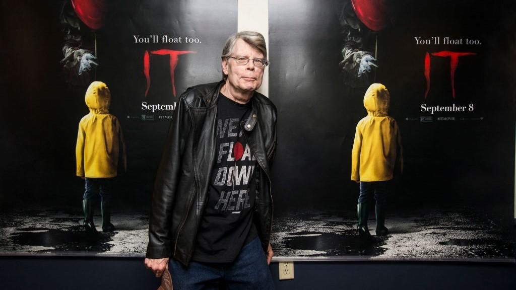Stephen King az Az című filmjének plakátja előtt