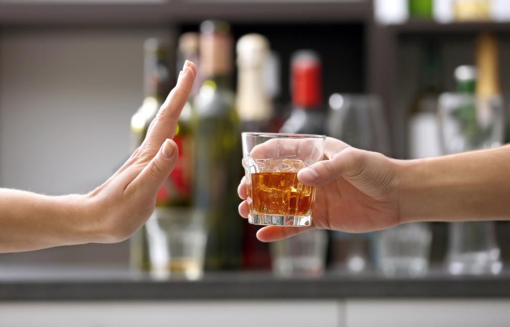 Alkoholos italt elutasító kéz