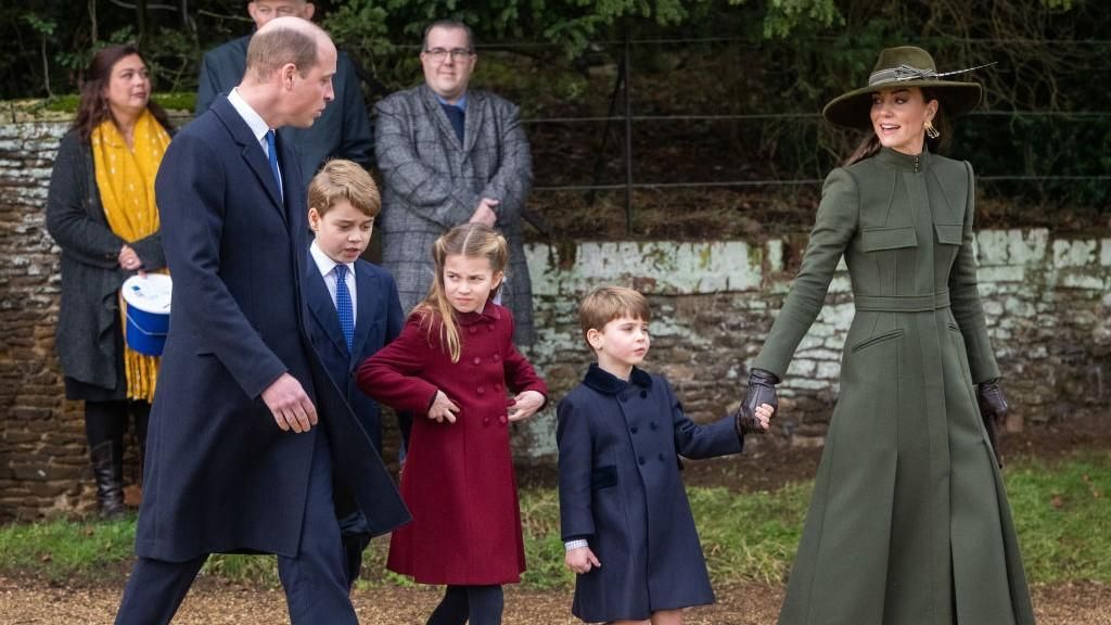 Vilmos herceg és Katalin hercegné a gyermekeikkel sétálnak