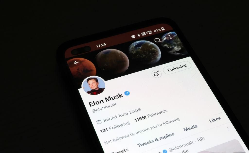 Elon Musk Twitter-fiókja megjelenik okostelefon kijelzőjén 
