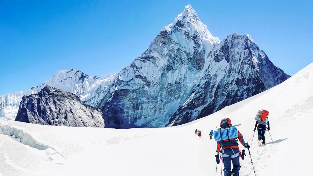 Hegymászók a Mount Everest csúcsa felé haladnak