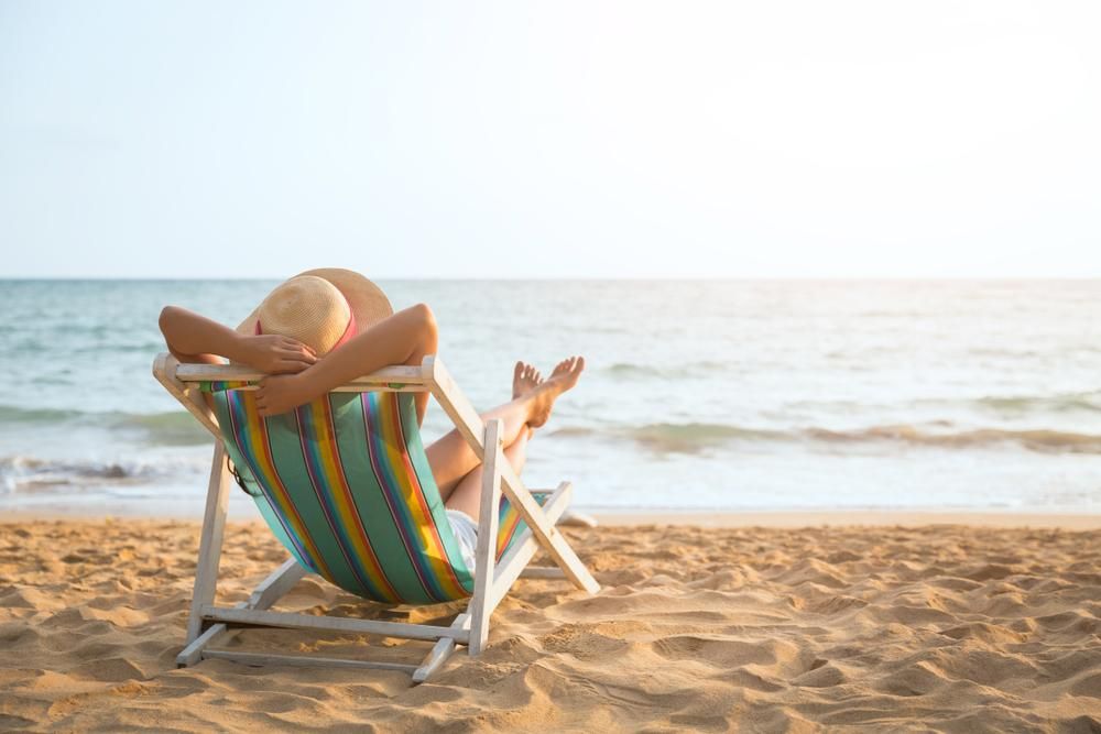 Nyári strand, vakáció, nő pihen a tengerparton