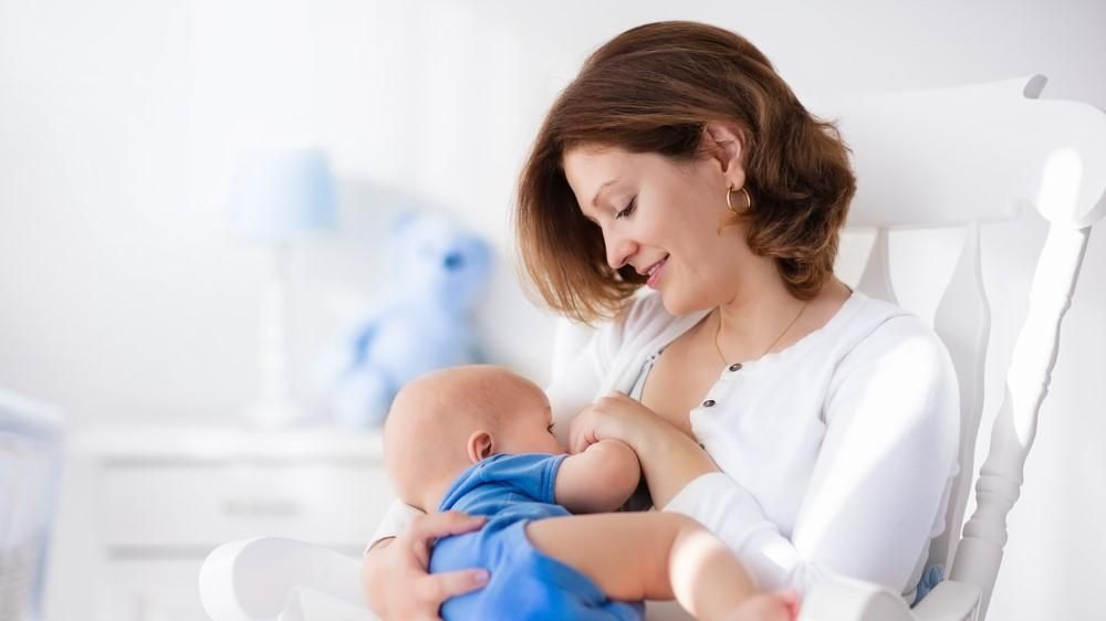 Egy anyuka szoptatja a kisbabáját