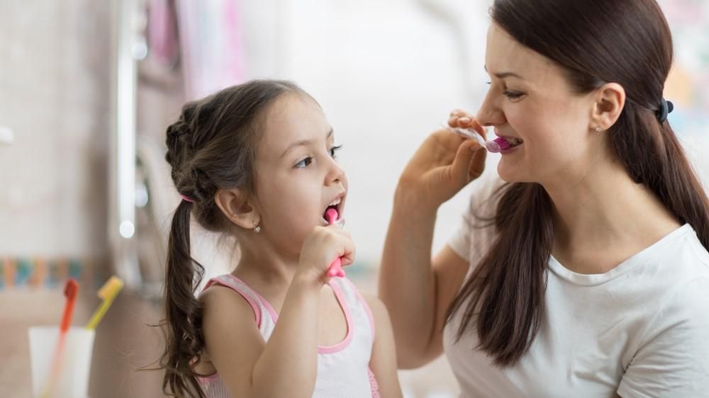 Egy anyuka fogat mos a lányával