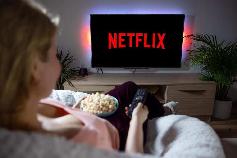 Netflixet néző nő otthonában
