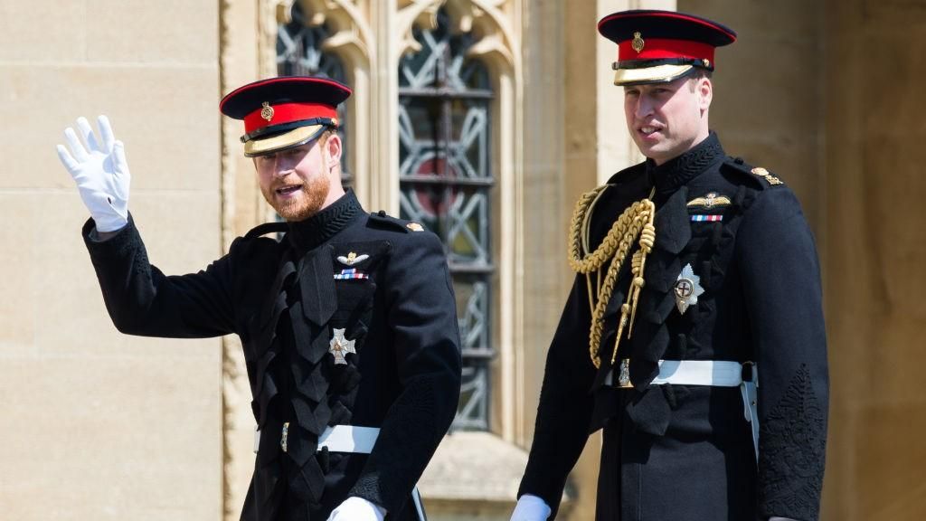 Vilmos herceg és Harry herceg katonai egyenruhában