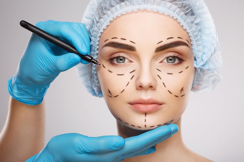 Plasztikai sebészet koncepció, nő arcára felrajzolt perforációs vonalak