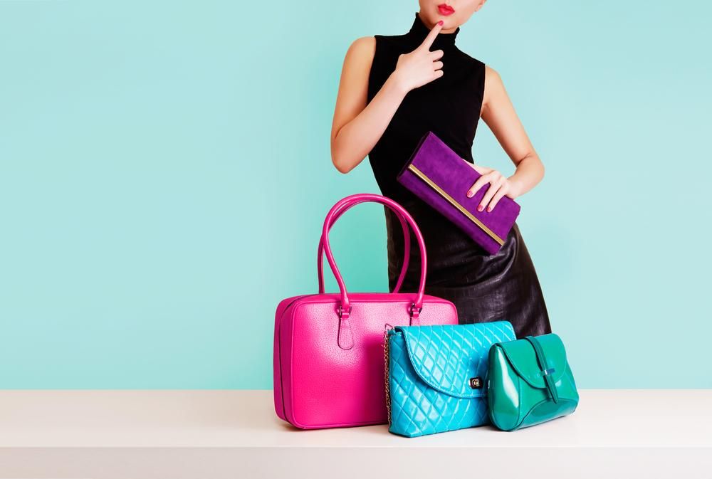 Különböző méretű és színű táskák