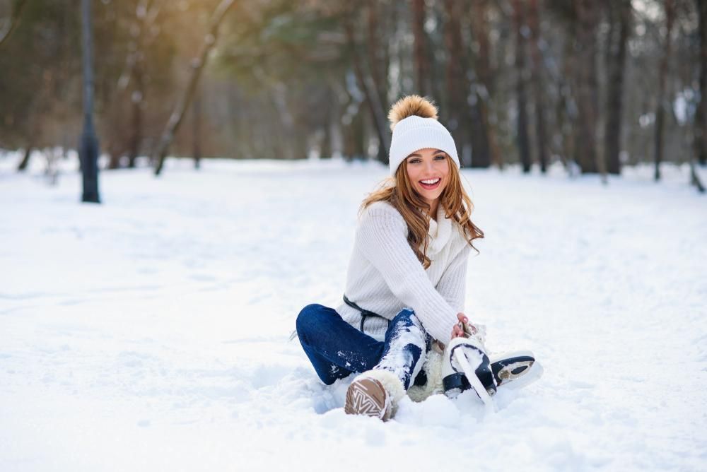 Fiatal nő ül a hóban
