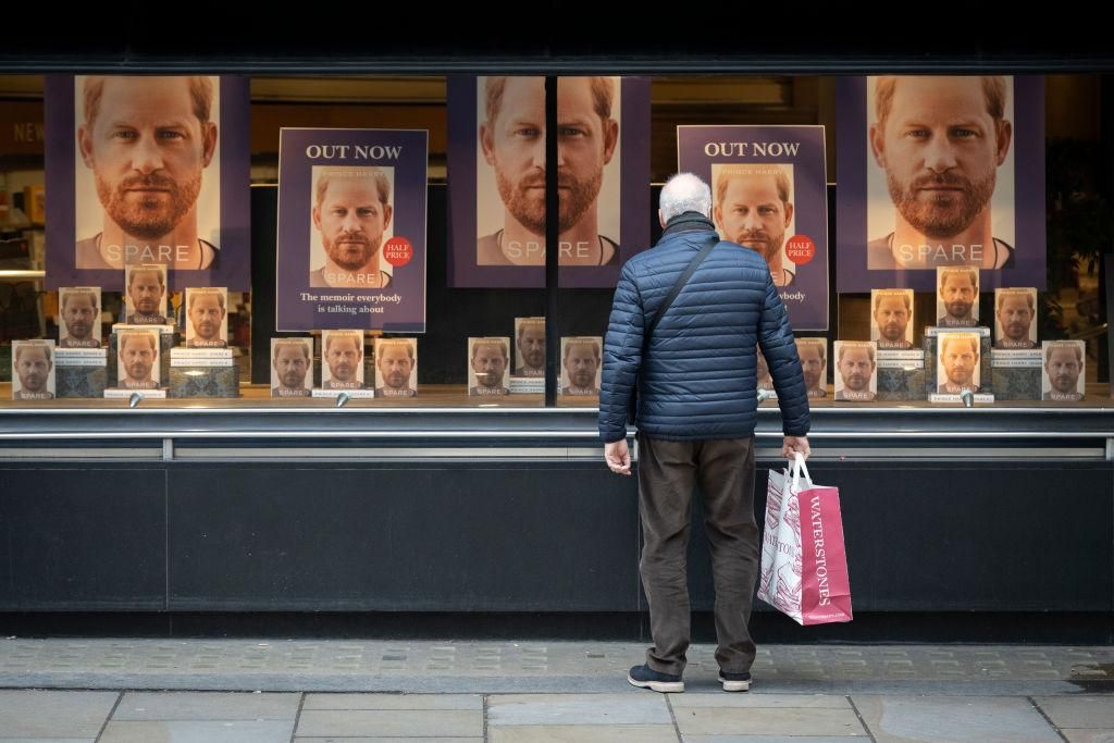 Harry herceg Spare (Tartalék) című könyve egy londoni könyvesbolt kirakatában