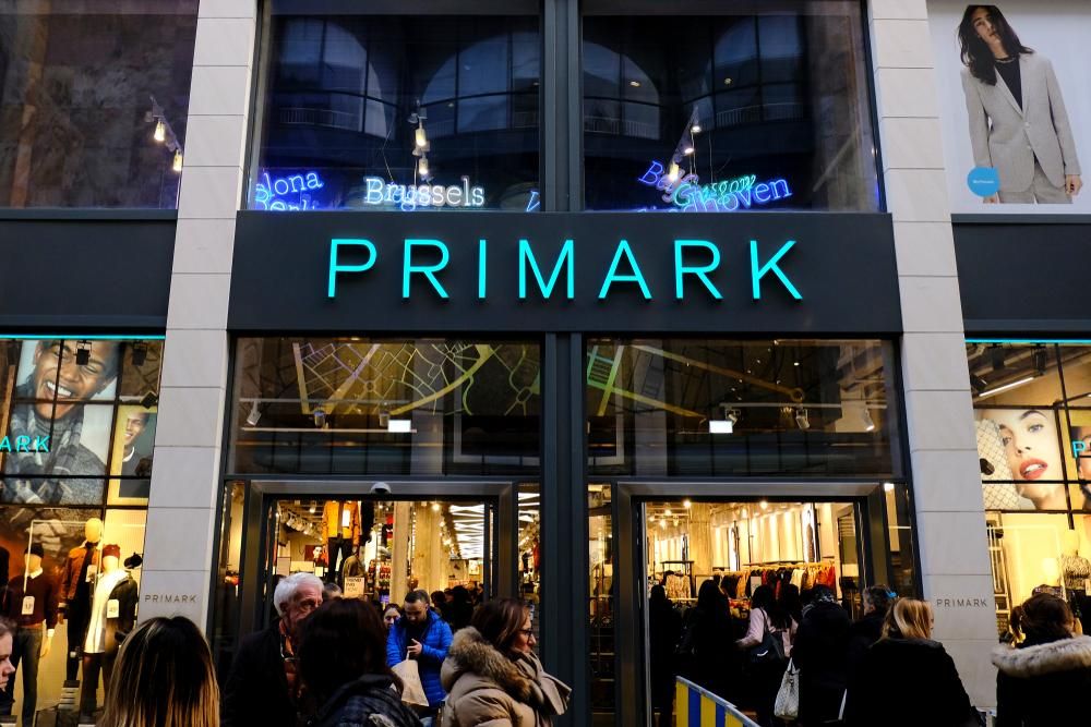 Vásárlók sétálnak a Primark üzlet előtt Belgiumban 2018. november 22-én