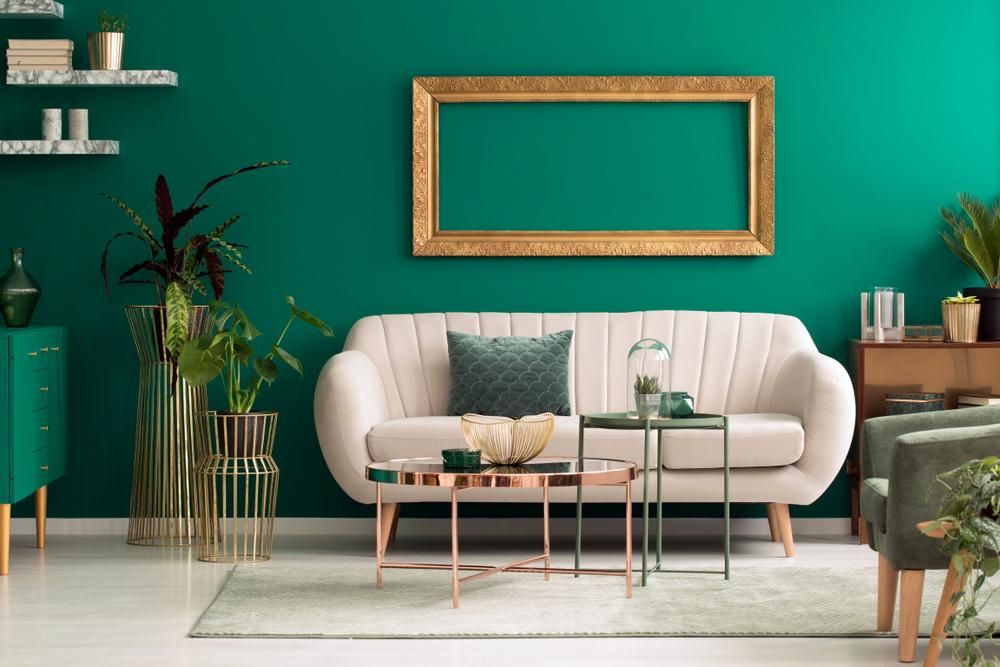 Zöld falú nappali, dizájn bútorokkal