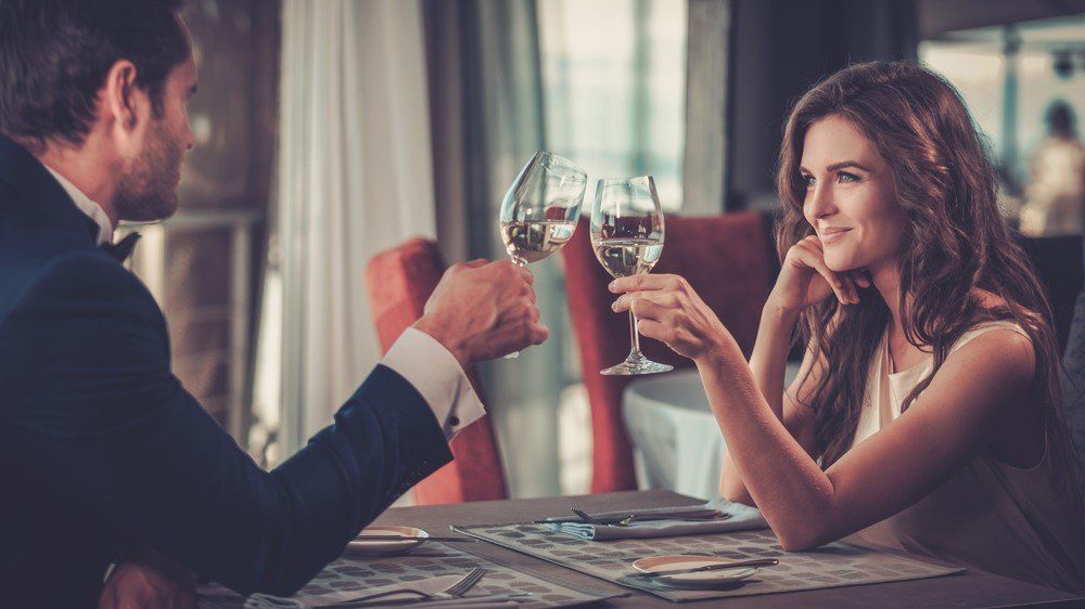 Egy férfi és egy nő borral koccint egymással