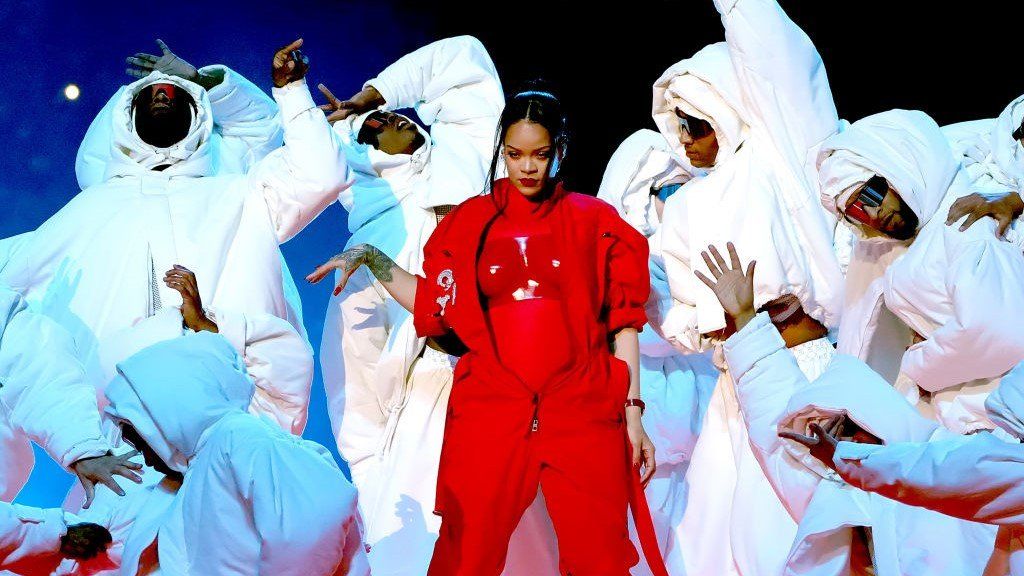 Rihanna a háttértáncosaival a Super Bowl félidejében