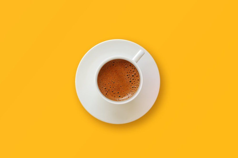 Csésze kávé sárga háttéren