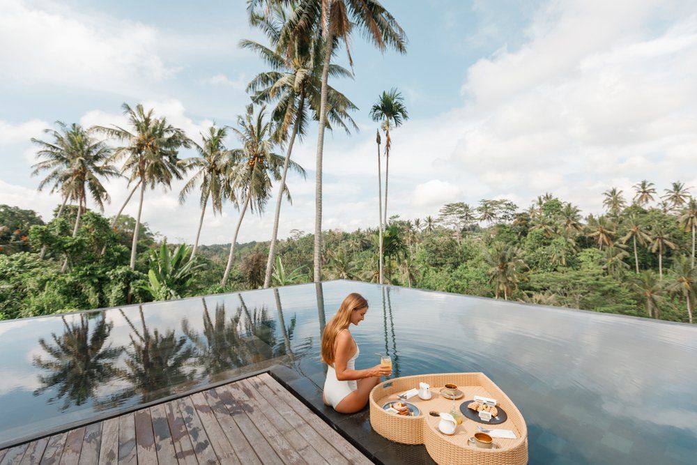 Nő Balin relaxál medence mellett