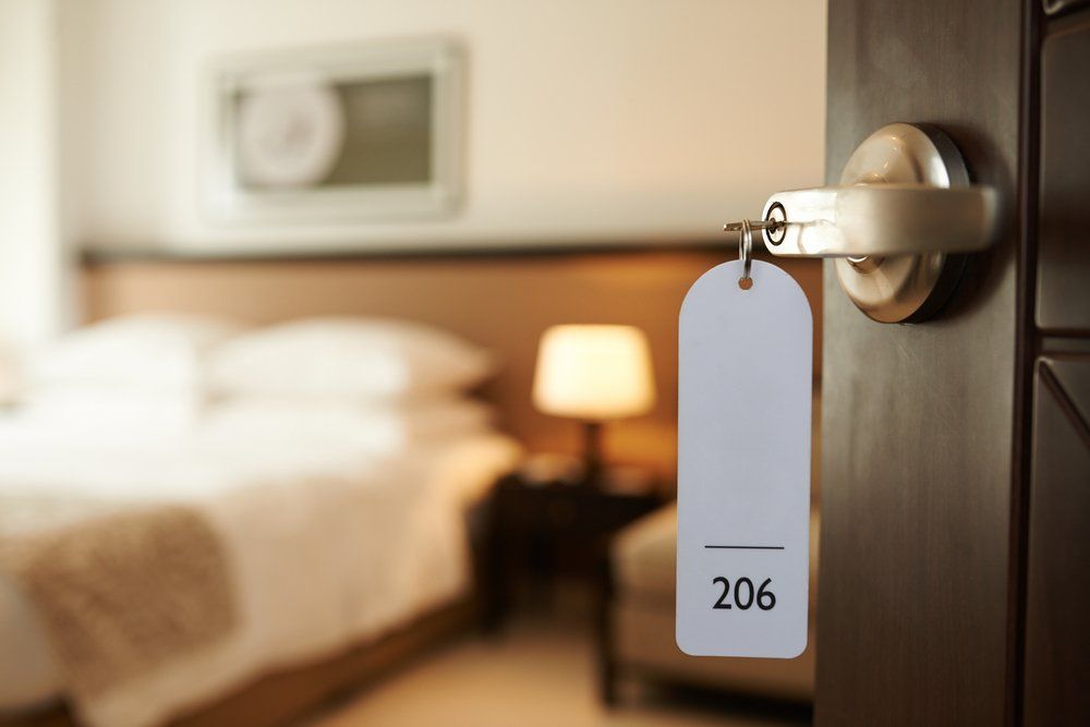Hotel szoba ajtaja, benne a kulcs