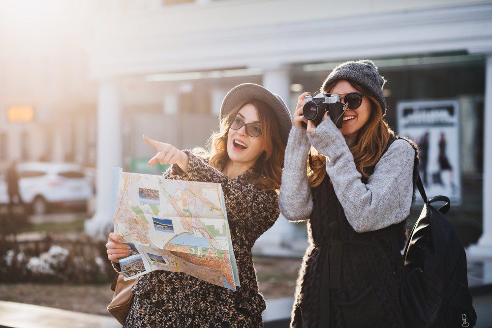 Két turista nő térképet néz és kirándul