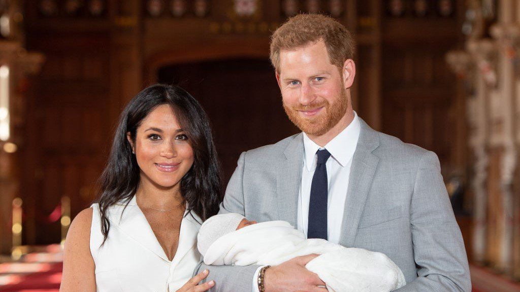 Harry herceg és Meghan Markle az újszülött Archie herceggel