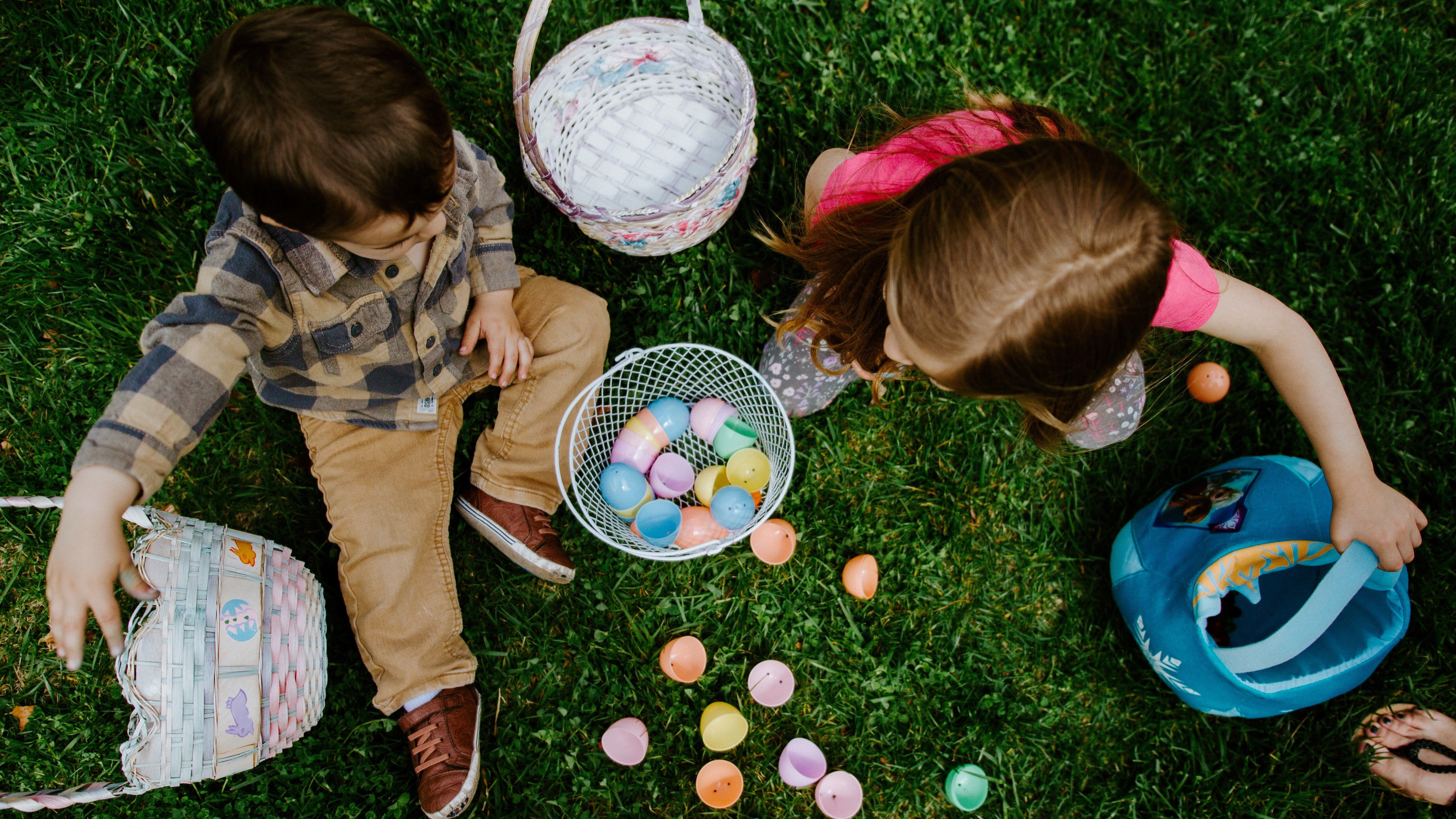 Két gyerek húsvéti tojást gyűjt