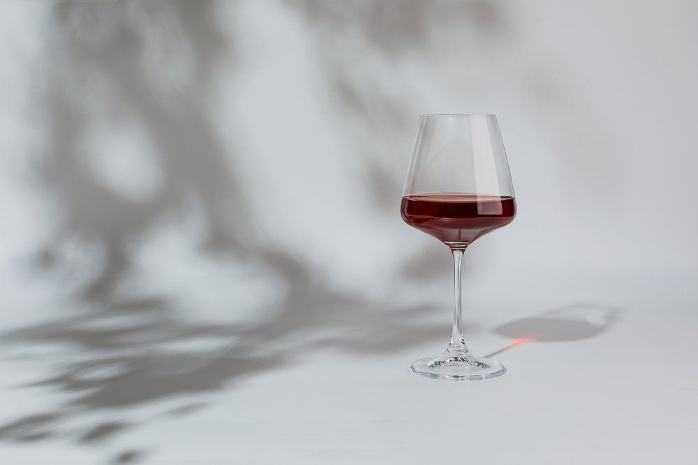 Vörösbor egy pohárban fehér háttéren