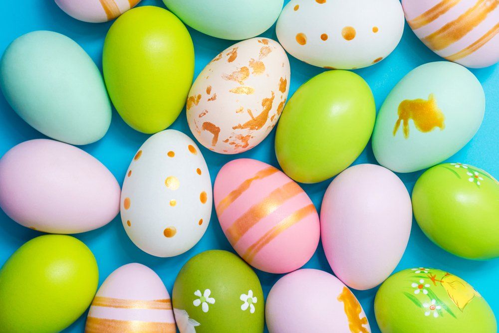 Színes húsvéti tojások kék háttéren
