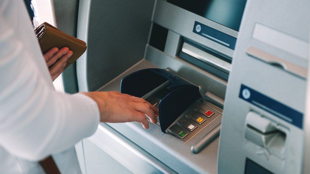 Egy nő egy ATM-automatát használ