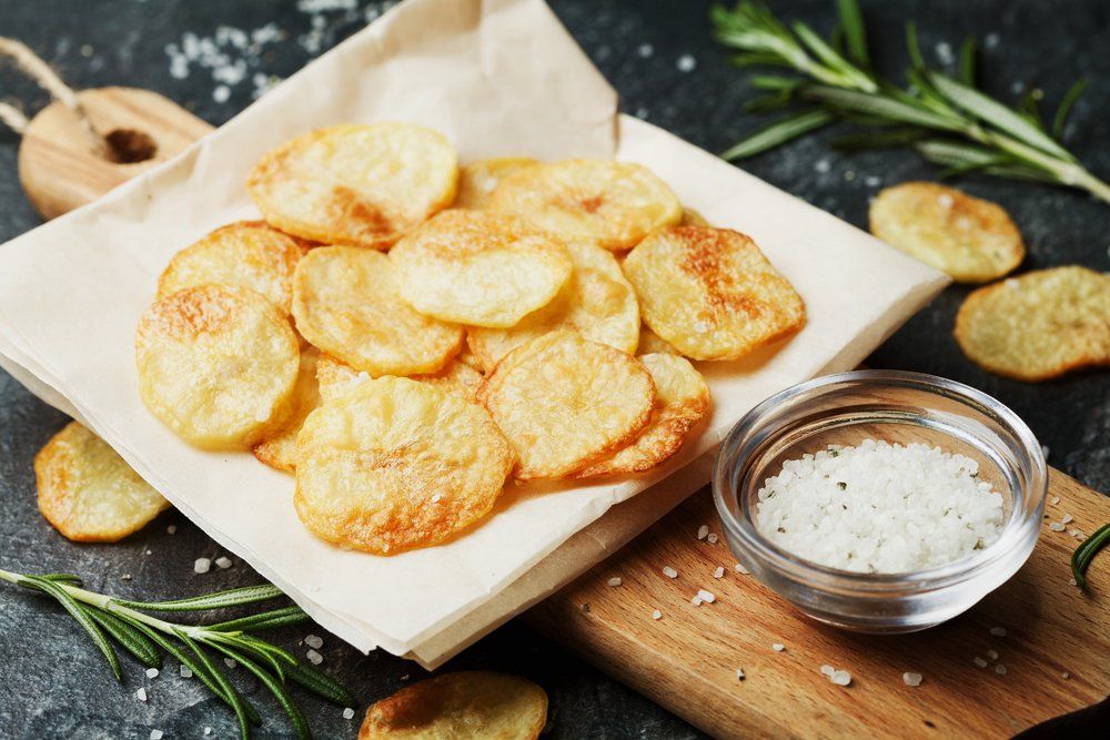 Házi készítésű burgonya chips tengeri sóval és fűszernövényekkel 