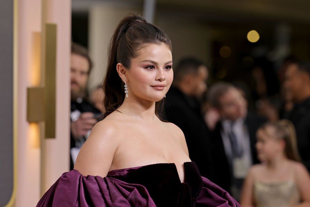 Selena Gomez lila selyem ruhában a Golden Globe díjátadón