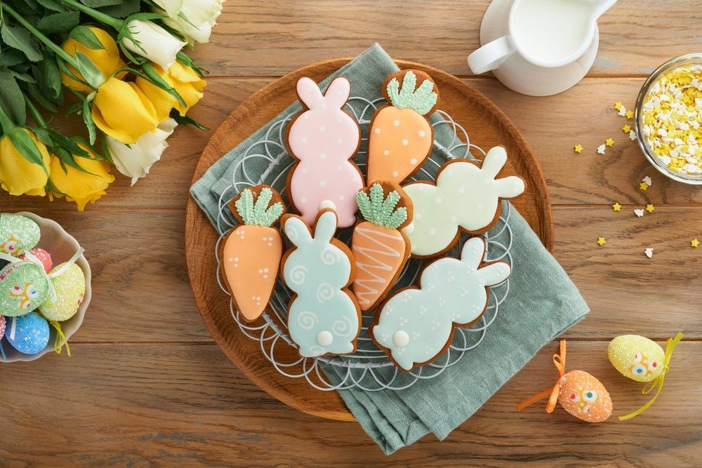 Húsvéti desszertek és dekoráció az asztalon