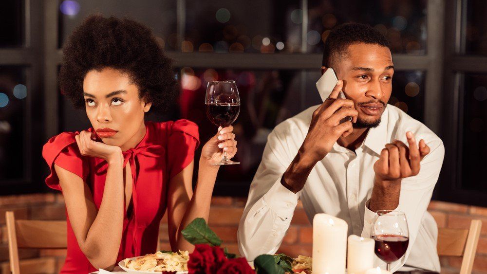 Egy nő mérges a randipartnere telefonálása miatt