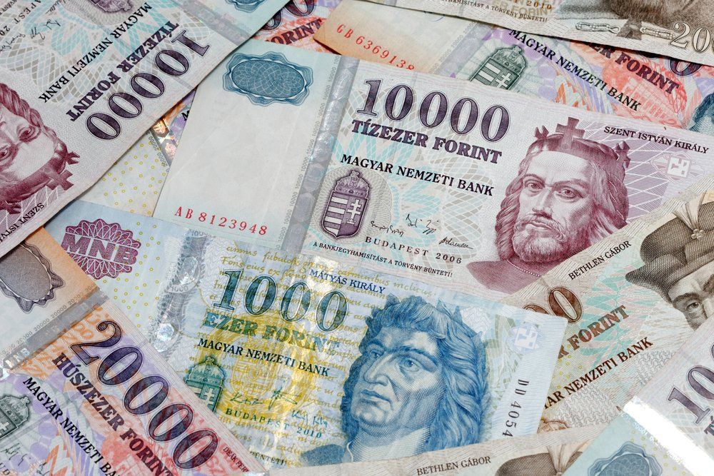 Különböző címletű magyar bankjegyek