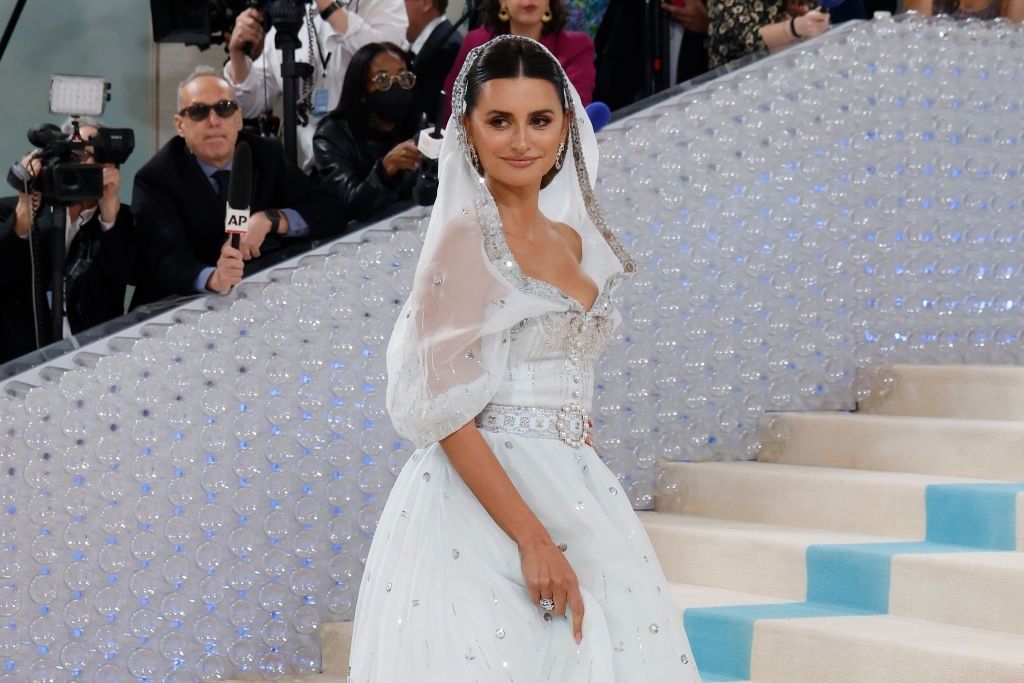 Penelopé Cruz a 2023-as Met-gálán fehér esküvői ruhában