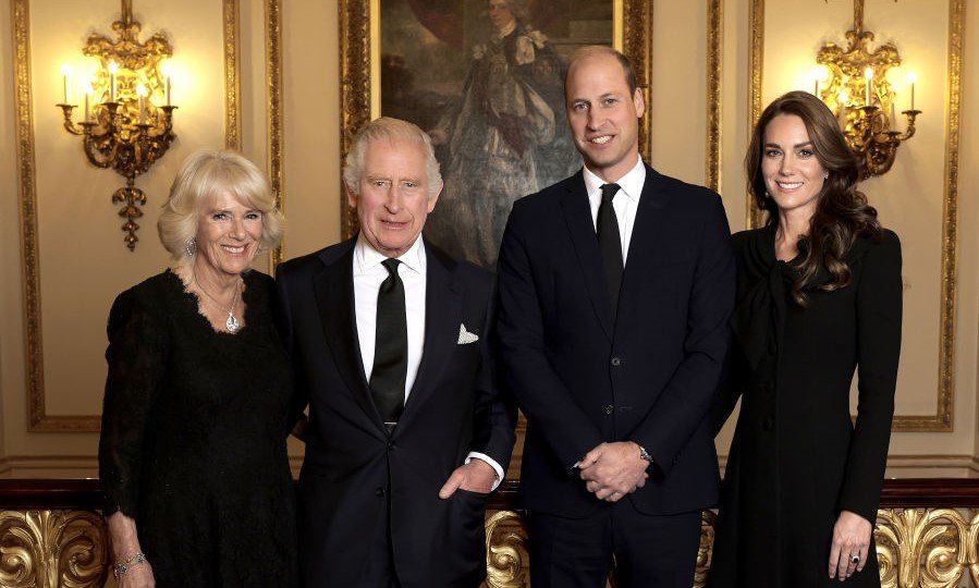 Kamilla királyné, III. Károly király, Vilmos walesi herceg és Katalin walesi hercegné a londoni Buckingham-palotában 2022. szeptember 18-án