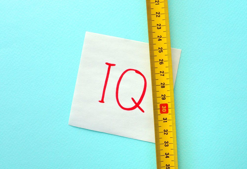 IQ (intelligenciahányados) koncepció IQ szöveggel egy papíron és mérőszalaggal