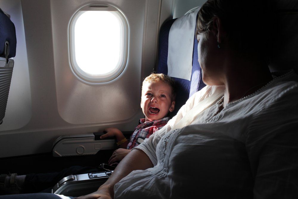 Síró kisfiú a repülőgépen