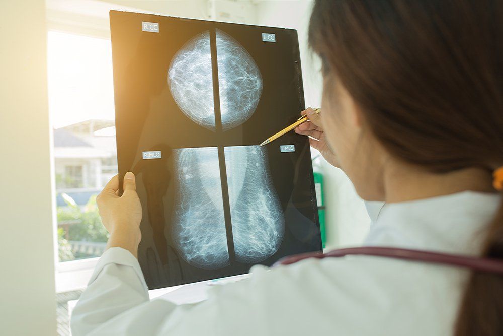 Mammográfia eredményét átnéző orvos