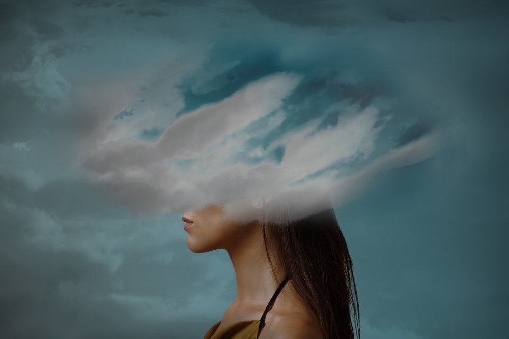 Nő fejét eltakaró felhő