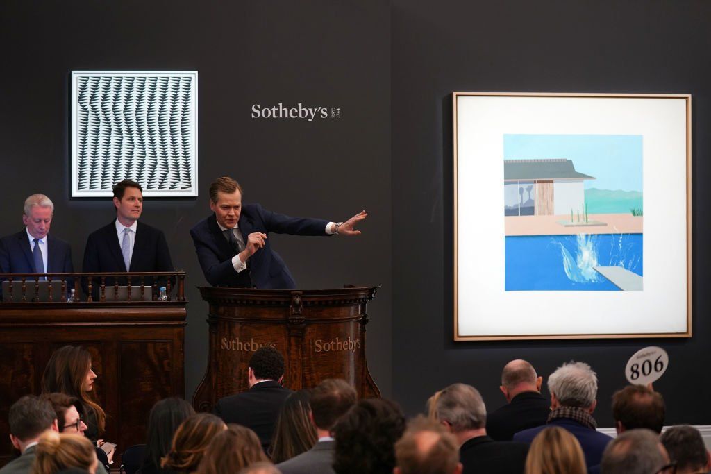 Oliver Barker aukcióvezető David Hockney The Splash című festményét árverezi a Sotheby's aukcióján, 2020. február 11-én, Londonban