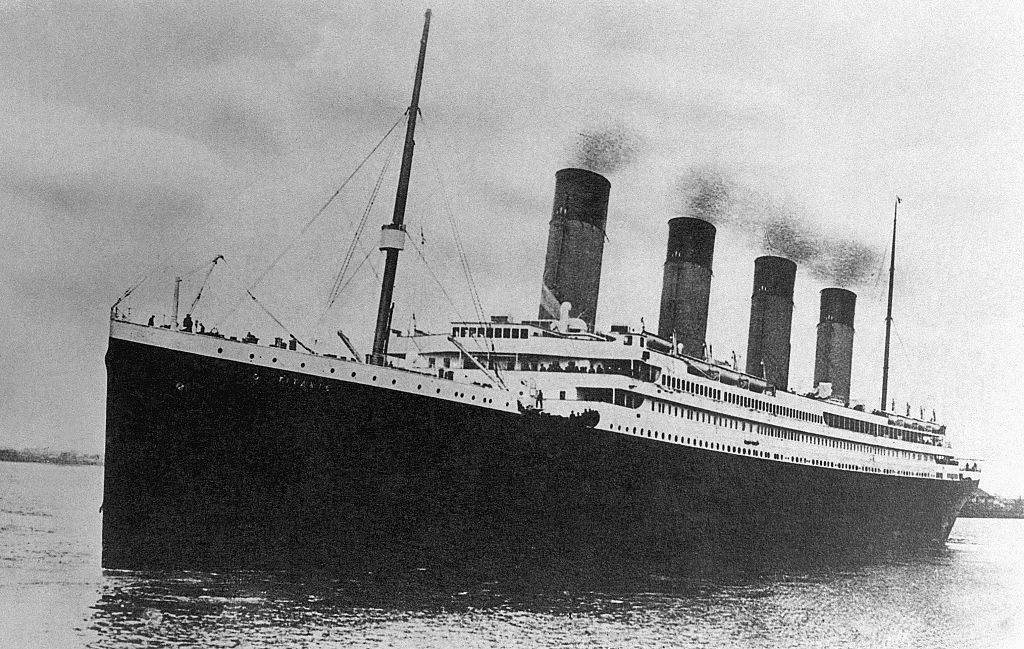 A White Star Line utasszállító hajója, az R.M.S. Titanic elindul szerencsétlenül végződött első útjára